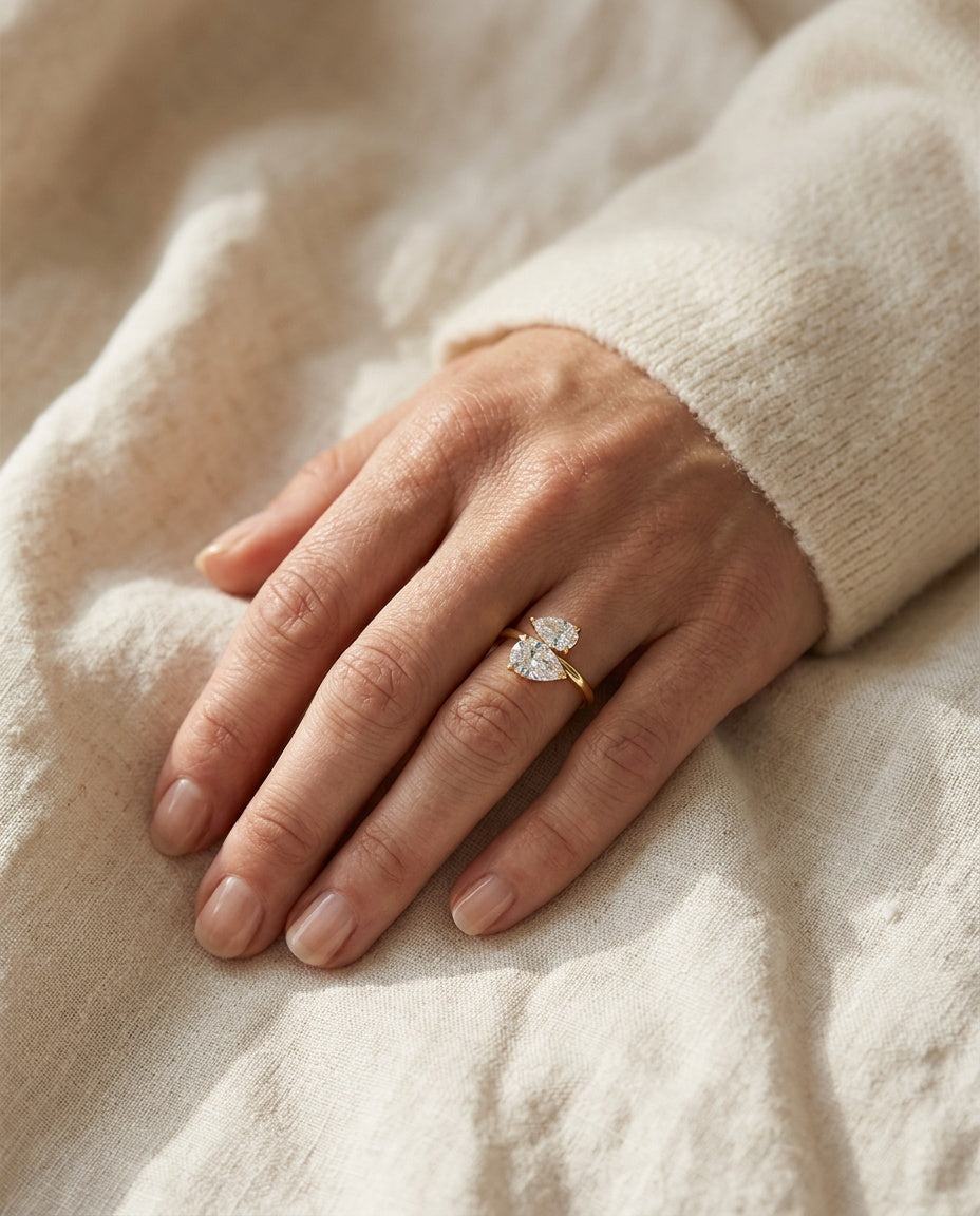 Bague toi et moi portée à l'annulaire