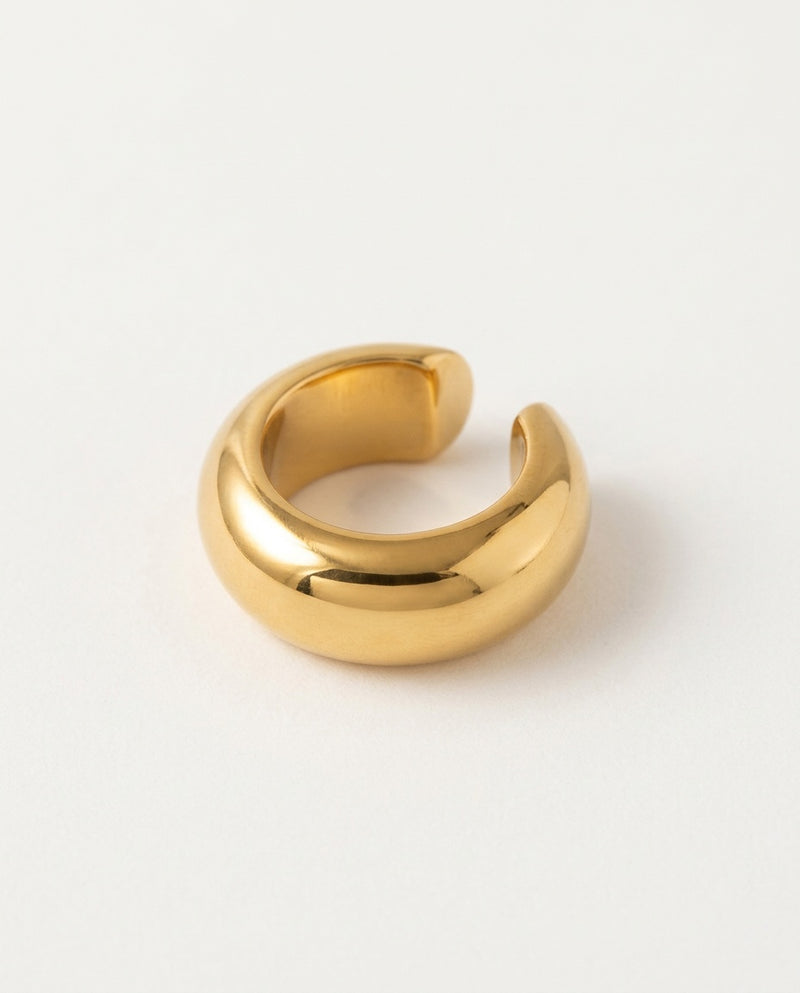 Chunky ear cuff in gold tone, C-shaped polished band