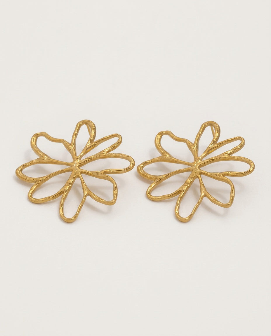 Hollow flower earrings in gold plated stainless steel