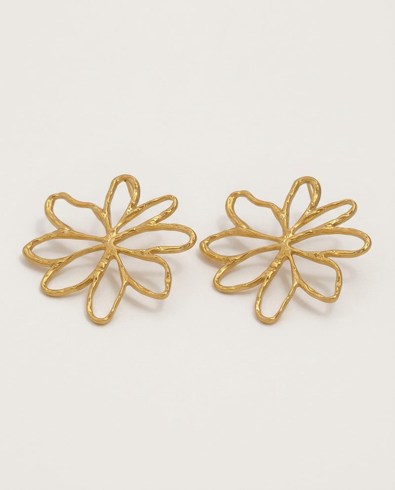Hollow flower earrings in gold plated stainless steel