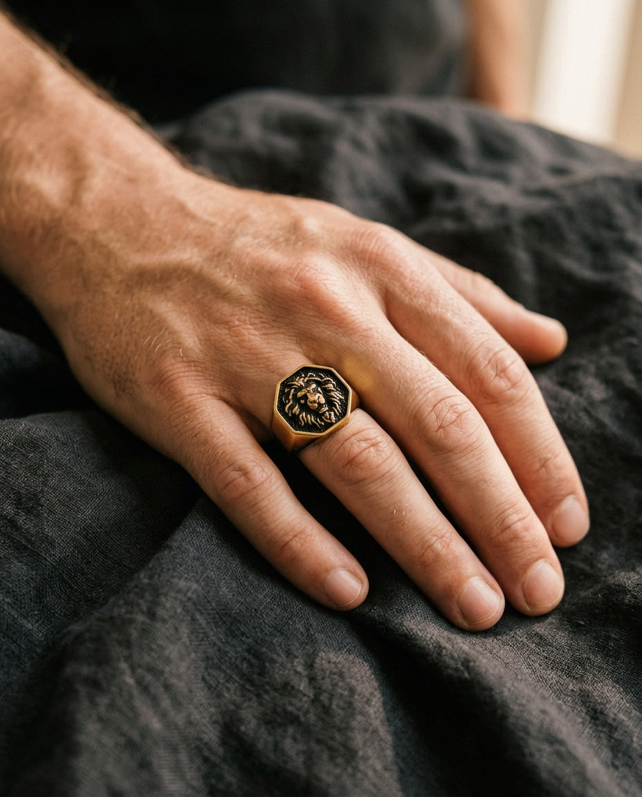 Chevalière lion portée à l'auriculaire d'un homme