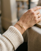 Bracelet prénom porté au poignet