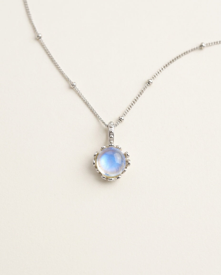 Collier pierre de lune, pierre ronde aux reflets bleus sur chaîne argentée