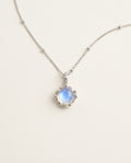 Collier pierre de lune, pierre ronde aux reflets bleus sur chaîne argentée