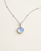 Collier pierre de lune, pierre ronde aux reflets bleus sur chaîne argentée