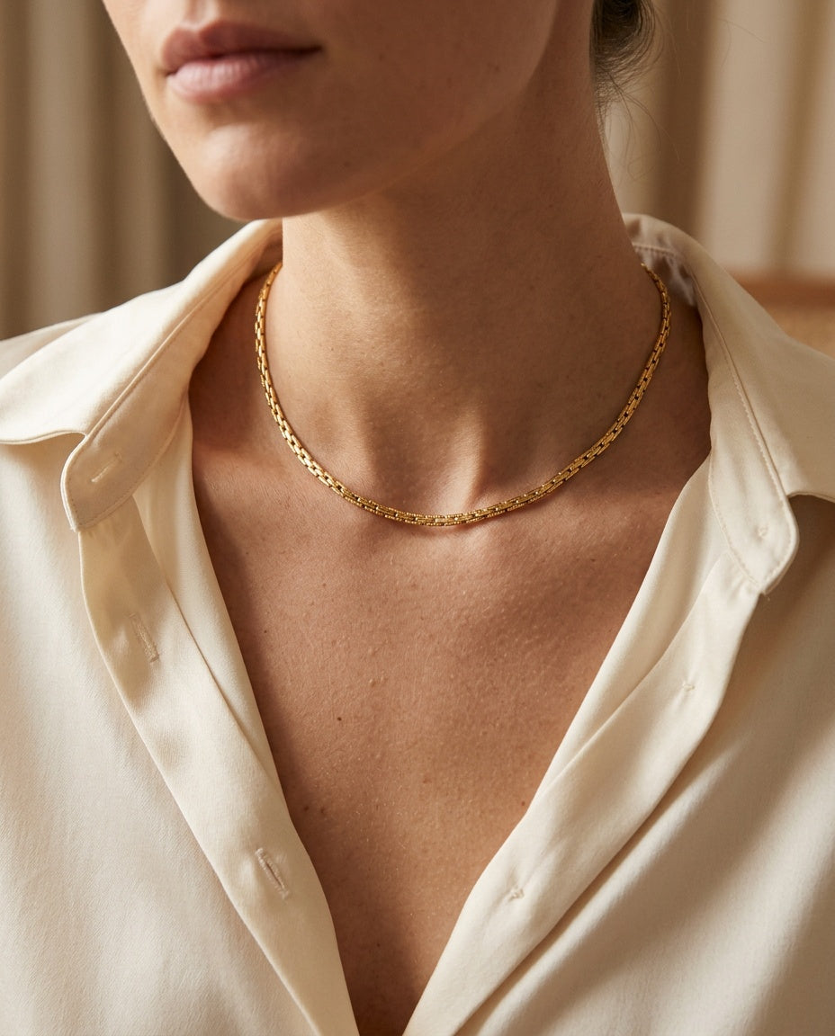 Choker-Kette am Halsansatz getragen