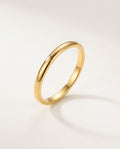 Bague jonc dorée fine de 2 mm sur fond blanc