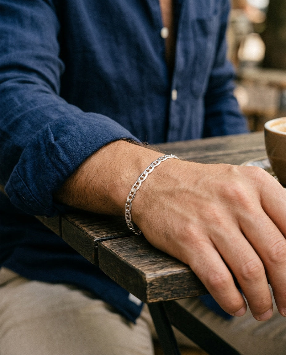 Bracelet maille marine argent porté au poignet d'un homme