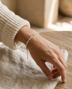 Bracelet de perles porté au poignet avec une tenue d'été