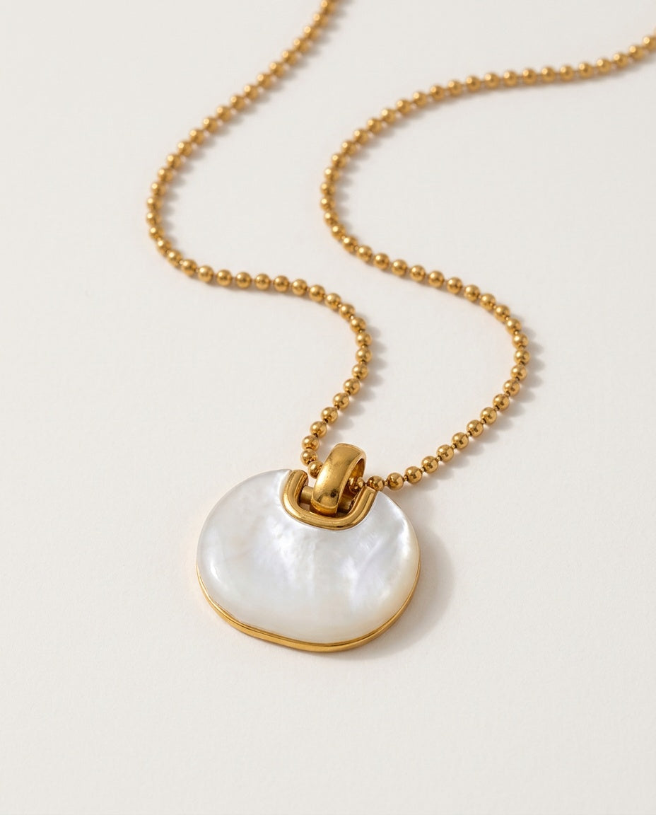 Shell necklace with round natural shell pendant, packshot