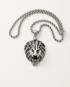 Lion pendant in gold with roaring lion head and detailed mane