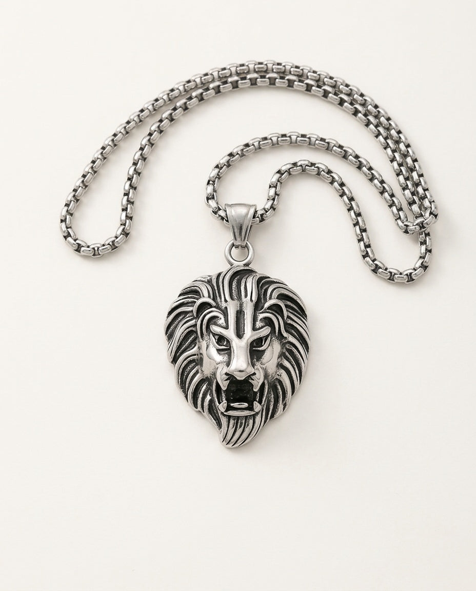 Lion pendant in gold with roaring lion head and detailed mane