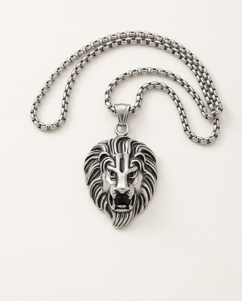 Lion pendant in gold with roaring lion head and detailed mane