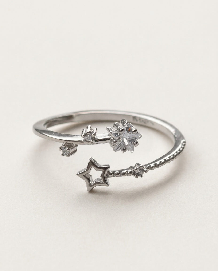 Bague étoile en argent 925 sur fond blanc