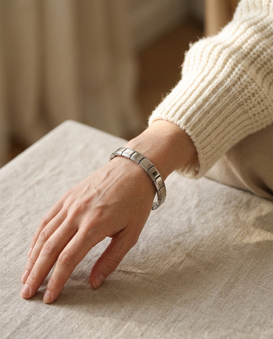 Bracelet italien porté au poignet à côté d’une montre