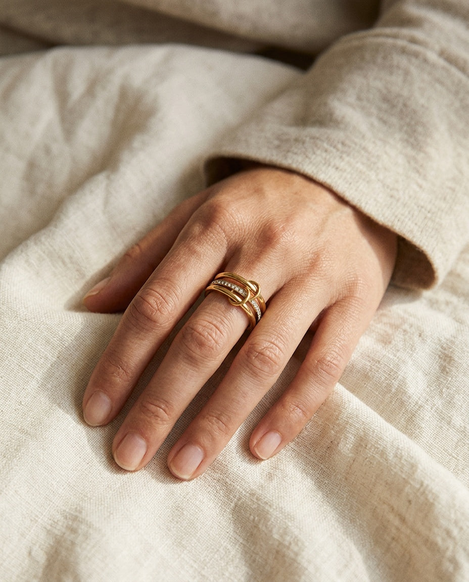 Bague anneaux entrelacés portée au majeur