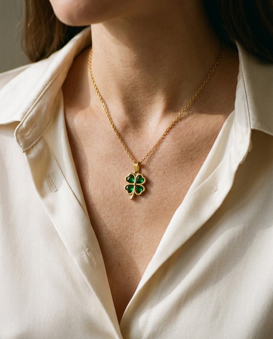 Collier trèfle porté juste sous les clavicules
