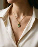 Collier trèfle porté juste sous les clavicules