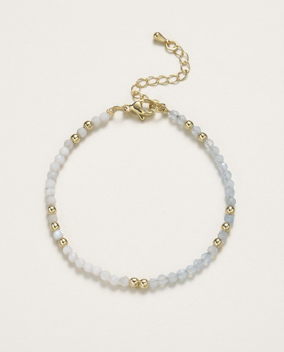 Bracelet pierre de lune en perles facettées et détails dorés