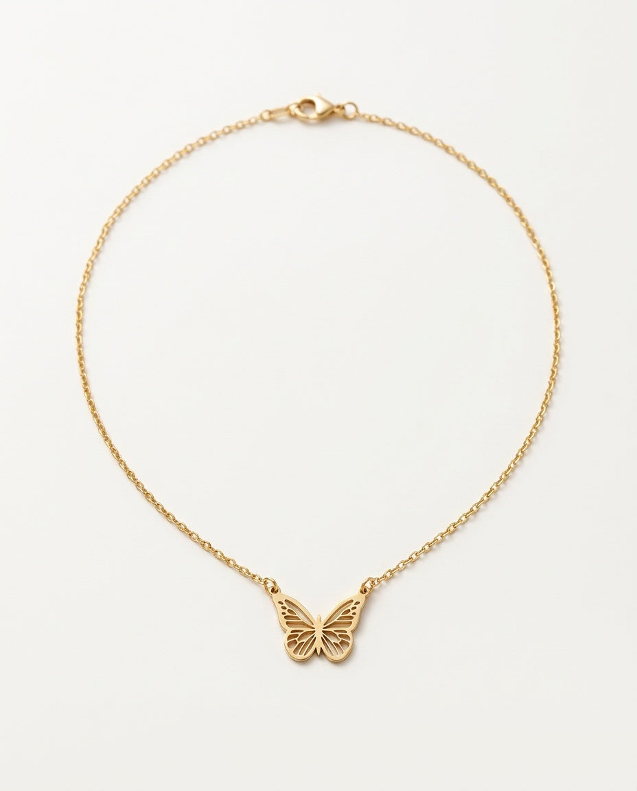 Collier papillon doré avec pendentif aux ailes ajourées