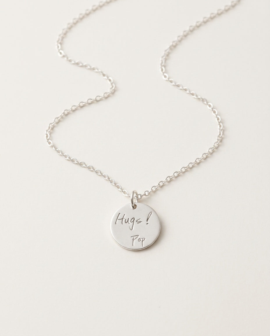Engraved necklace with round disc in gold on a fine chain