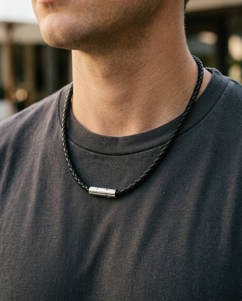 Collier cuir homme porté dans l'encolure ouverte d'une chemise