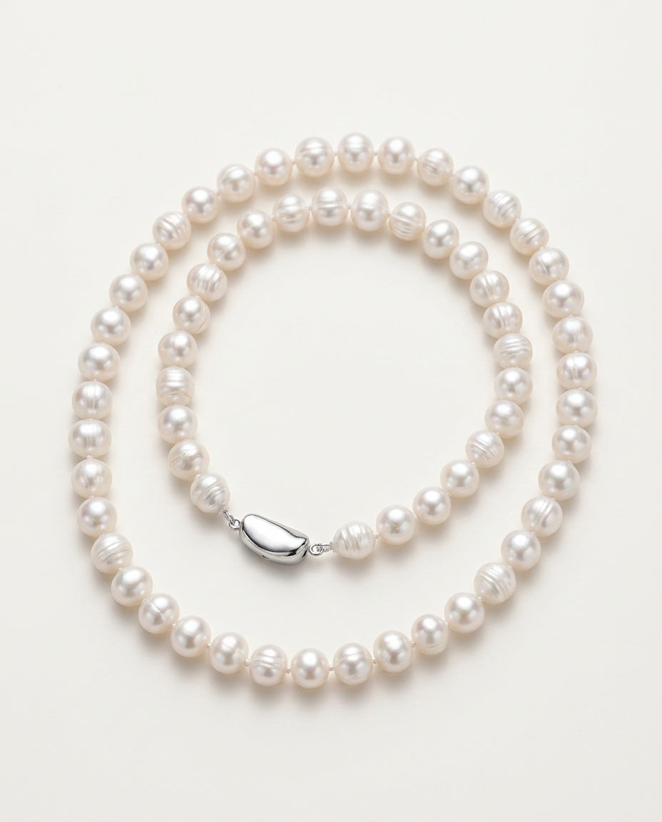 Collier perle blanche en perles baroques d'eau douce sur un présentoir