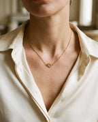 Collier soleil porté sur la clavicule