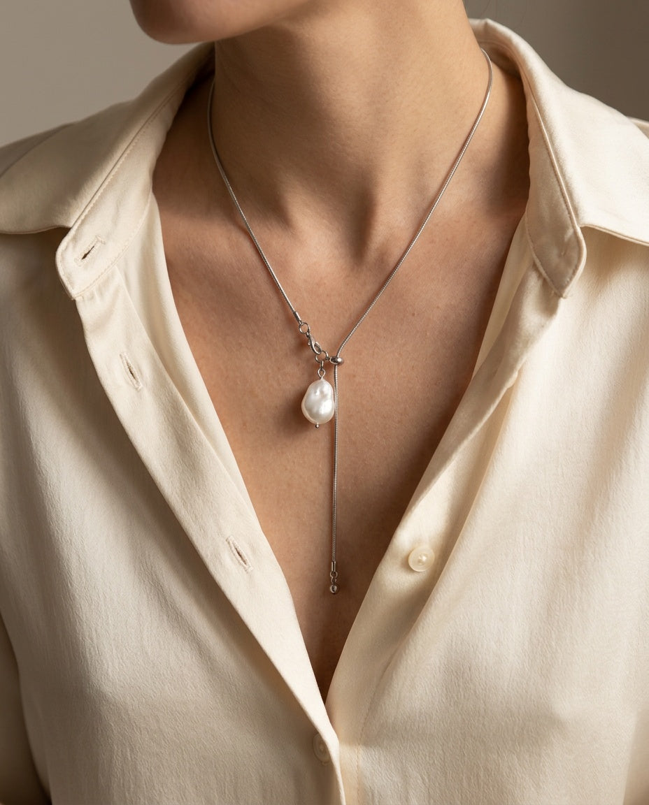 Collier long porté sur un col roulé noir