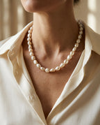 Rang de perles porté sur les clavicules