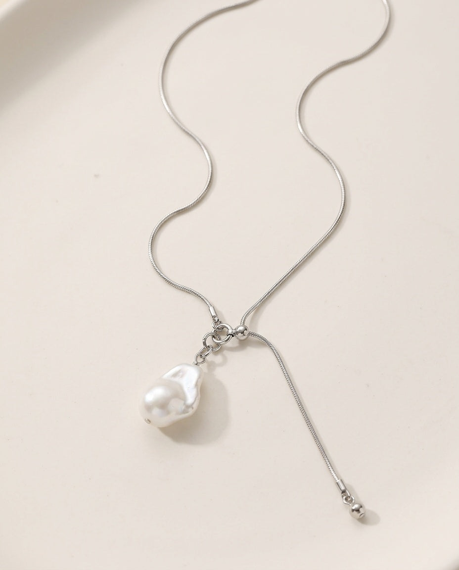 Sautoir perle avec perle baroque unique sur chaîne fine