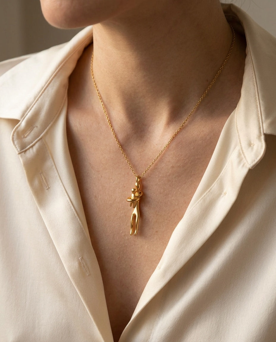 Collier femme maman porté sur un haut simple