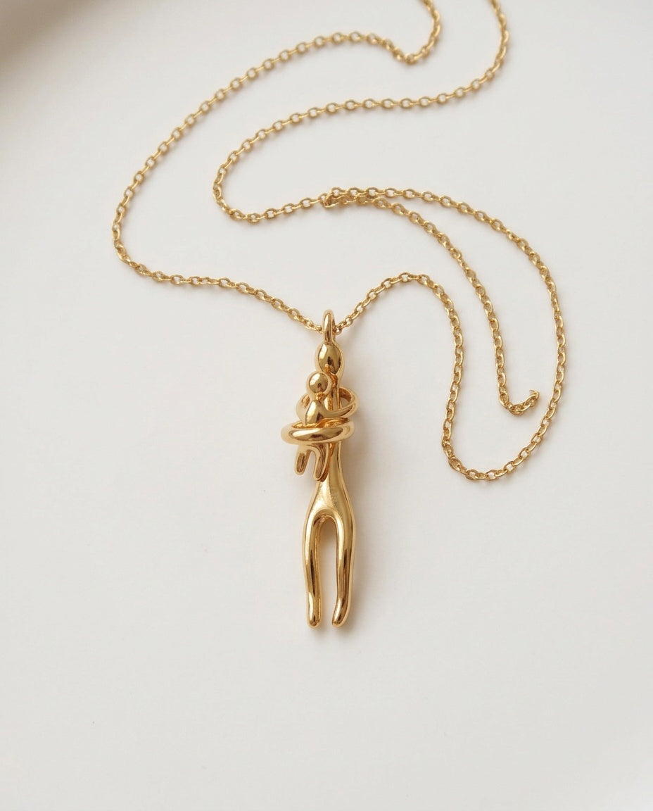 Collier maman, pendentif doré mère et enfant enlacés sur chaîne fine