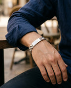 Gourmette homme personnalisée portée au poignet