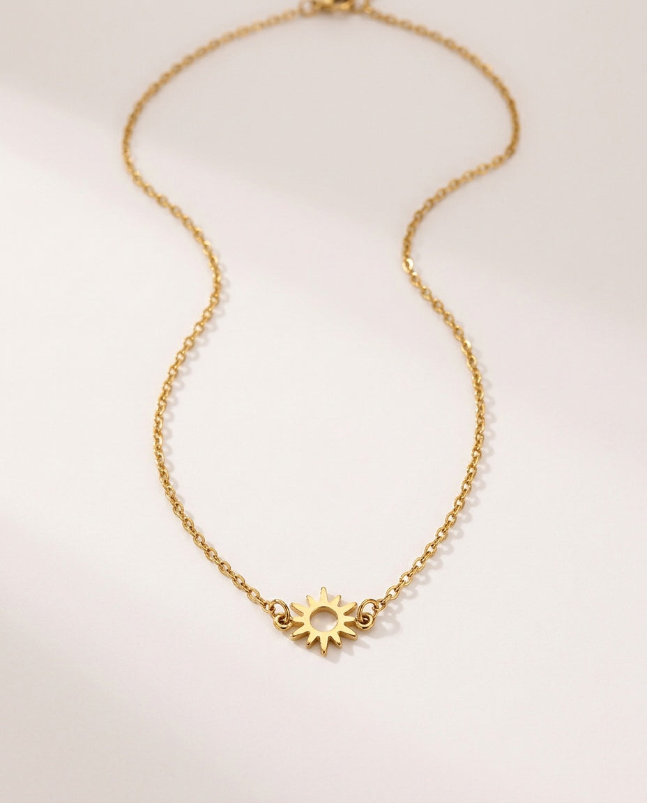 Collier soleil doré avec pendentif soleil spirale