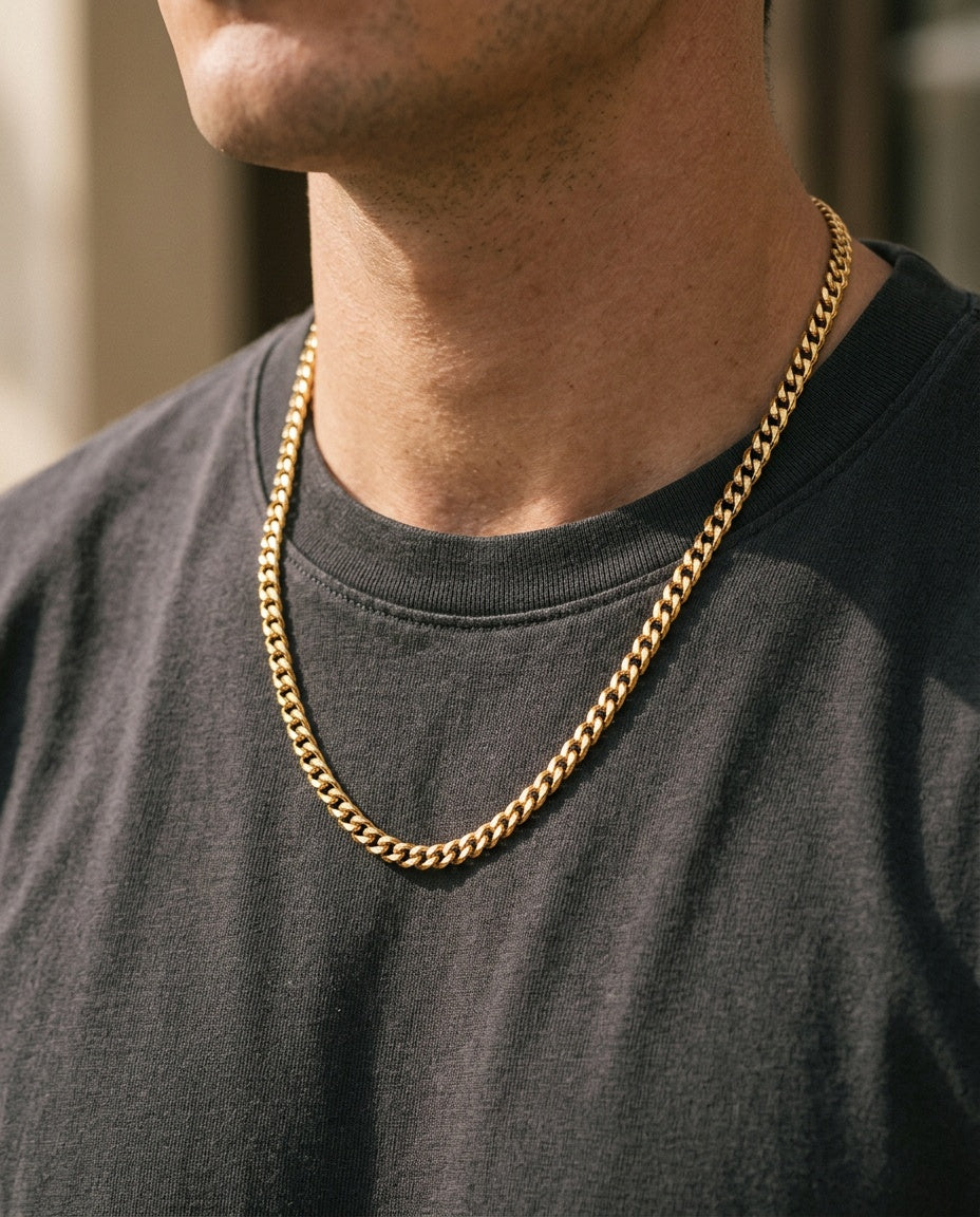 Chaîne maille américaine portée sur un t-shirt blanc