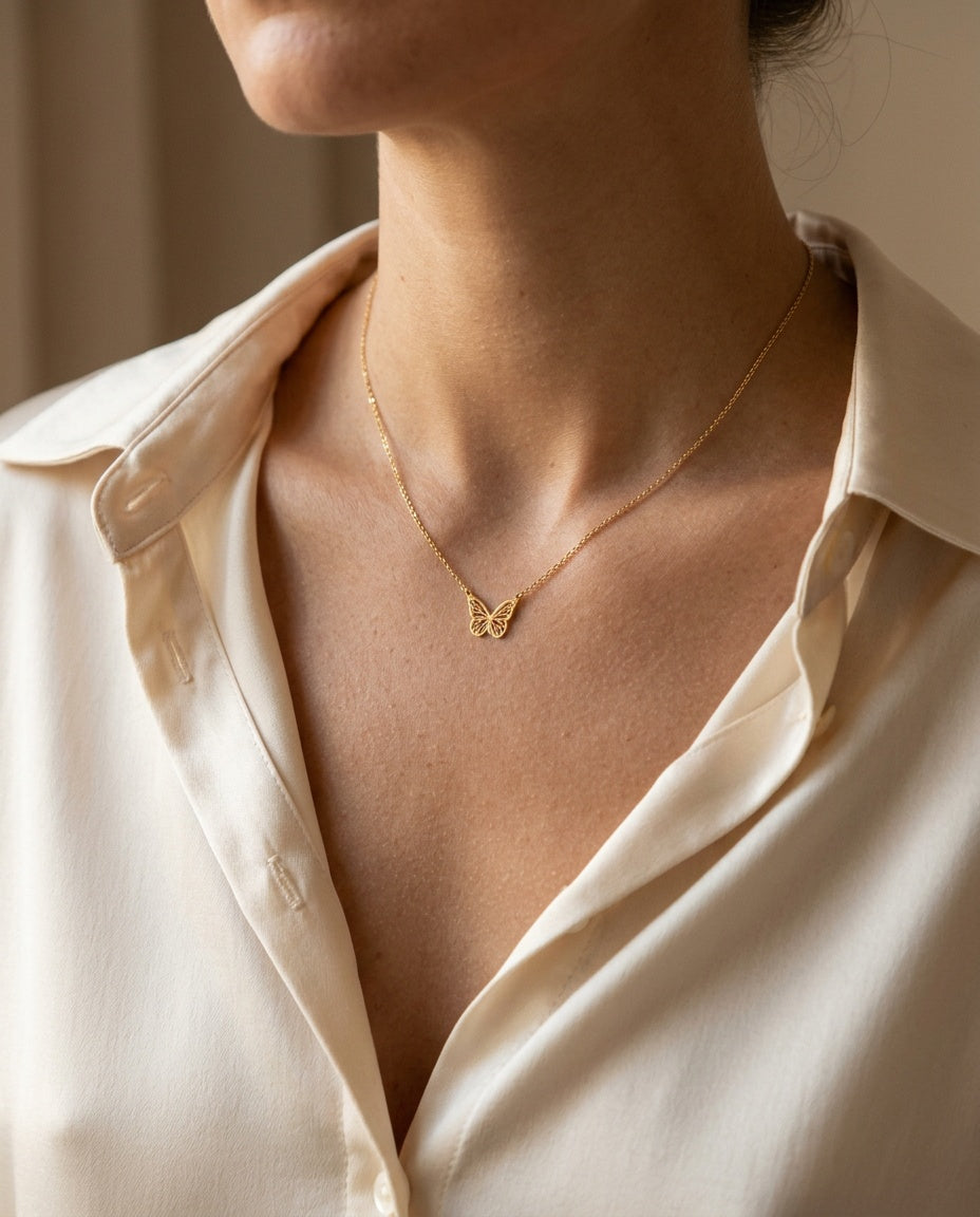 Collier papillon porté à la base du cou