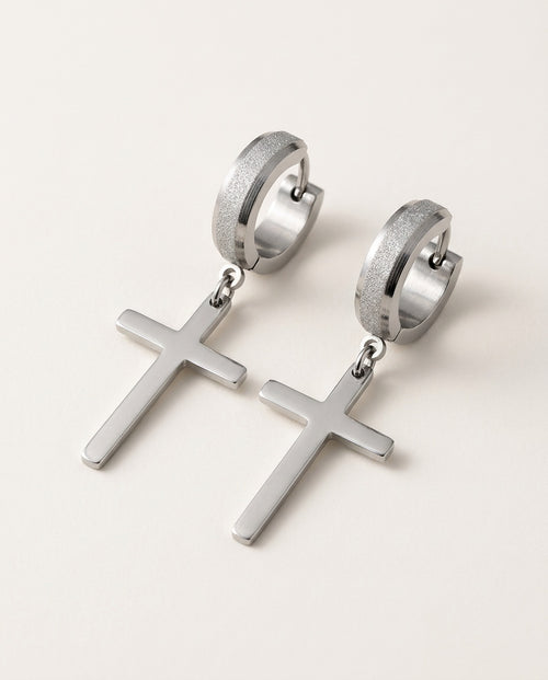 Pendientes cruz hombre, cruz de acero inoxidable en un aro huggie, foto de producto